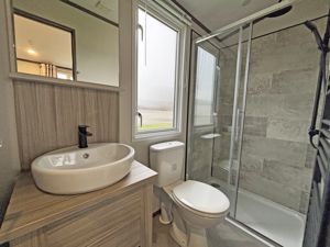 Ensuite- click for photo gallery